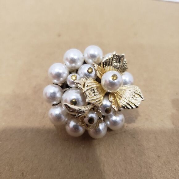 Vintage Faux Pearl and  Gold Leaf/Flower  Clip on Earrings - Picture 5 of 8